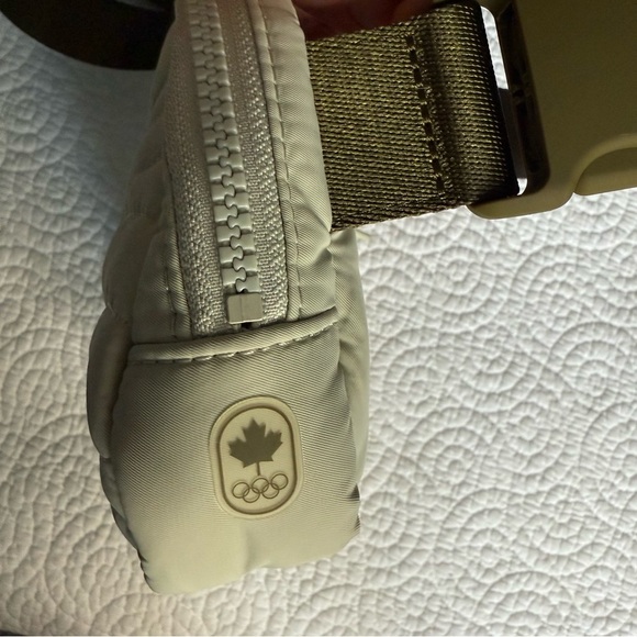 Lululemon Athletica Quilted Belt Bag in Olive Green special edition - Picture 4 of 7